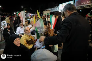 بسته بندی و توزیع تبرکات توسط خادمان رضوی در تجمعات مردمی