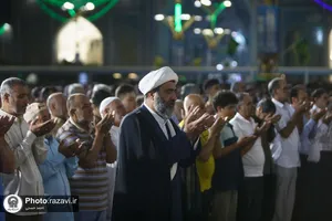 اقامه نماز آیات هم زمان با وقوع پدیده ماه گرفتگی در حرم مطهر رضوی
