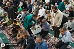بسته های گل خشک متبرک بین نمازگزاران نماز جمعه توزیع شد