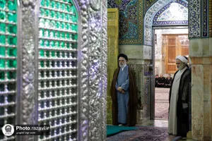 غبارروبی ضریح مطهر حضرت رضا(علیه&zwnj;السلام)