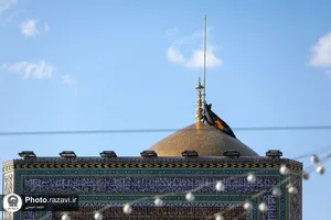 تعویض پرچم گنبد منور رضوی به مناسبت عید مبعث