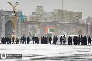 خدمت&zwnj;رسانی به زائران حرم مطهر رضوی در بارش برف