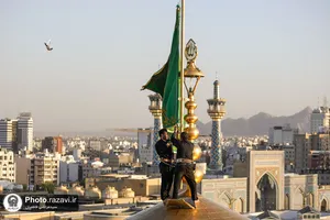 آیین تعویض پرچم گنبد منور رضوی در آستانه ماه محرم