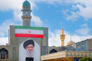 عکس با کیفیت : تصویر رهبر شهید انقلاب در ورودی صحن انقلاب حرم مطهر رضوی