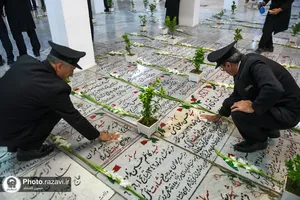غباروبی مزار شهدای حرم مطهر رضوی
