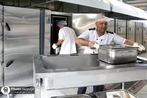 پخت و توزیع 8هزار پرس غذای متبرک حضرت در روز عید غدیر