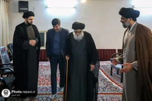 اهداء مصحف مشهد رضوی به آیت الله مرتضوی