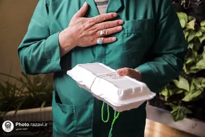 توزیع افطاری بین کارکنان قطار شهری و بهشت رضا علیه السلام