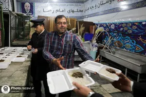 توزیع غذای نذری به مناسبت رحلت حضرت زینب(سلام الله علیها)