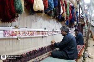 بازدید کارکنان آستان قدس رضوی از کارخانه فرش کنه بیست