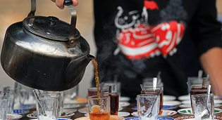میزبانی نخستین موکب گیلانغرب در گردنه قلاجه از زوار حسینی