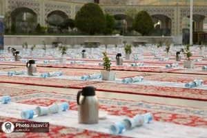 افطاری طرح ضیافت اکرام رضوی در حرم مطهر رضوی