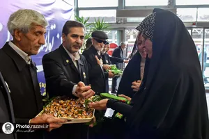 استقبال خدام حرم مطهر رضوی از زائران