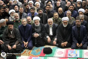 اقامه نماز رهبر انقلاب بر پیکر رئیس&zwnj;جمهور شهید و همراهان گرامی ایشان