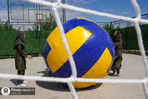 والیبال غول پیکر در باغ اردوگاه خاتون