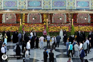 گل آرایی حرم مطهر رضوی در دهه کرامت