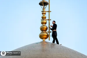 تعویض پرچم گنبد مطهر امام رضا(علیه&zwnj;السلام) به مناسبت آغاز ماه ربیع&zwnj;الاول