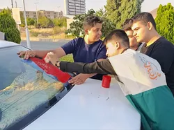 «خون تو سرد نمی‌شود»؛ نقشِ ارادت بر خودروی مسافرانِ کربلا