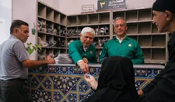 کام زائران حرم رضوی با ۸۰۰ کیلوگرم شکلات شیرین شد