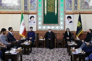 دیدار جمعی از دانش‌آموزان نخبه خراسان رضوی با تولیت آستان قدس رضوی