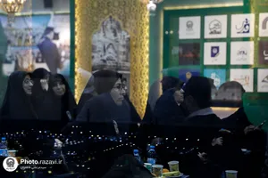 اهدای نشان طلای علمی رضا شریفیان به موزه آستان قدس رضوی