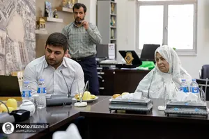 اهدای مدال طلای امیر یاری به موزه آستان قدس رضوی