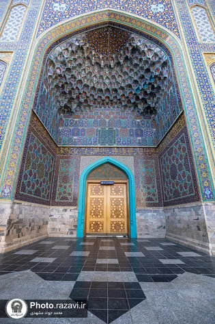 عکس با کیفیت : ورودی صحن انقلاب اسلامی از بست نواب
