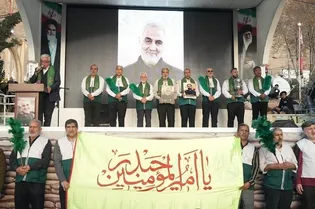تعویض پرچم امام رضا (ع) در گلزار شهدای کرمان/فیلم