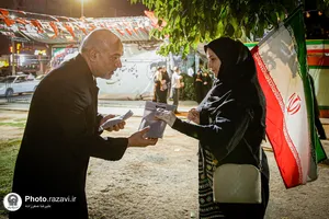 بسته بندی و توزیع تبرکات توسط خادمان رضوی در تجمعات مردمی
