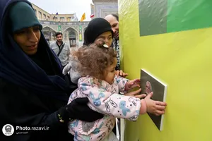 حضور شرکت کنندگان رویداد هنری &laquo;پرچم بر زمین نمی&zwnj;افتد&raquo; در صحن قدس