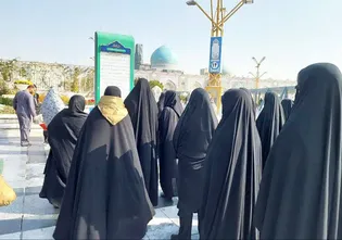 مجموعة من نساء المجمع العالمي لأهل البيت (ع) حظين بالزيارة والمعرفة في الحرم الرضوي الشريف