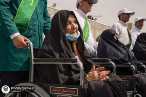 تشرف زائران سالمند به حرم مطهر رضوی