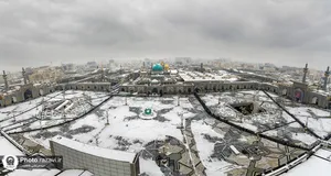 خدمت&zwnj;رسانی به زائران حرم مطهر رضوی در بارش برف