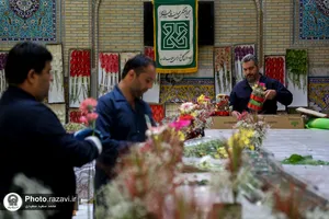 آماده&zwnj;سازی گل&zwnj;آرایی حرم مطهر رضوی در دهه کرامت
