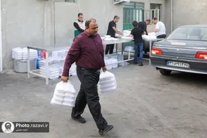 طبخ و توزیع روزانه 20هزار وعده غذای گرم در طرح دارالکرامه آستان قدس رضوی