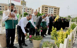 غبارروبی و عطرافشانی مزار مطهر شهدا در گلستان شهدای اصفهان همزمان با شروع دهه کرامت / گزارش تصویری