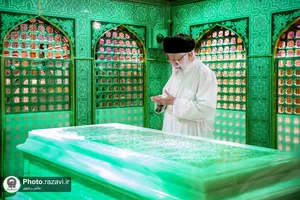 تصاویری از رهبر شهید انقلاب در مراسم غبارروبی حرم مطهر رضوی