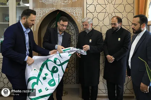 إهداء العتبة العلویة المقدسة رایة الغدیر للحرم الرضوي الشریف
