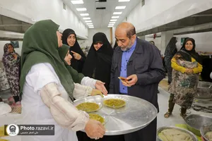 بازدید مدیر عامل بنیاد کرامت رضوی از فرآیند پخت نان برای سیل زدگان مشهدی