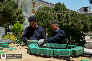 آماده&zwnj;سازی گل&zwnj;آرایی حرم مطهر رضوی در دهه کرامت
