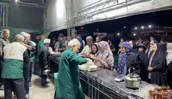اطعام ۲ هزار زائر در ششمین شب فعالیت موکب امام رضا (ع) ساوه