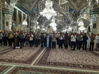 اقامه نماز جماعت صبح در رواق امام خمینی (ره) حرم مطهر رضوی در سه نوبت