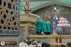 تنظیف ضریح مطهر امام رضا علیه&zwnj;السلام
