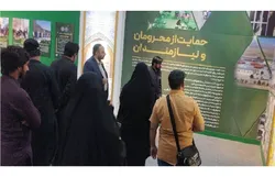 بازدید جمعی از زائران کشور پاکستان از نمایشگاه رواق خدمت در حرم مطهر رضوی