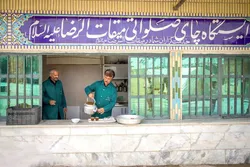 دربانان رضوی به استقبال زائران پیاده امام رضا (ع) می‌روند