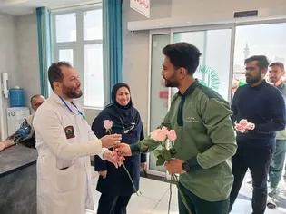 تجلیل خادمان خدمات فرش آستان قدس رضوی از پرستاران/عکس