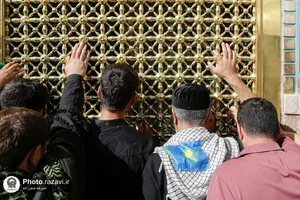 تشرف زائران قزاقستانی به حرم مطهر رضوی