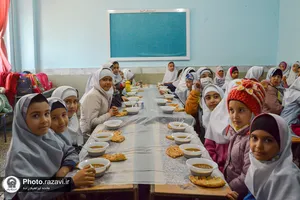 توزیع صبحانه متبرک رضوی در دبستان دخترانه امامت