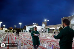 توزیع افطاری در باب&zwnj;الکاظم حرم مطهر رضوی