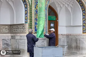 نصب کتیبه های مناسبتی دهه کرامت در حرم رضوی